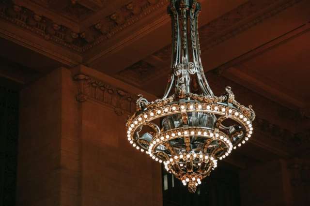 How To Move A Chandelier Whatremovals, How To Pack A Crystal Chandelier For Moving