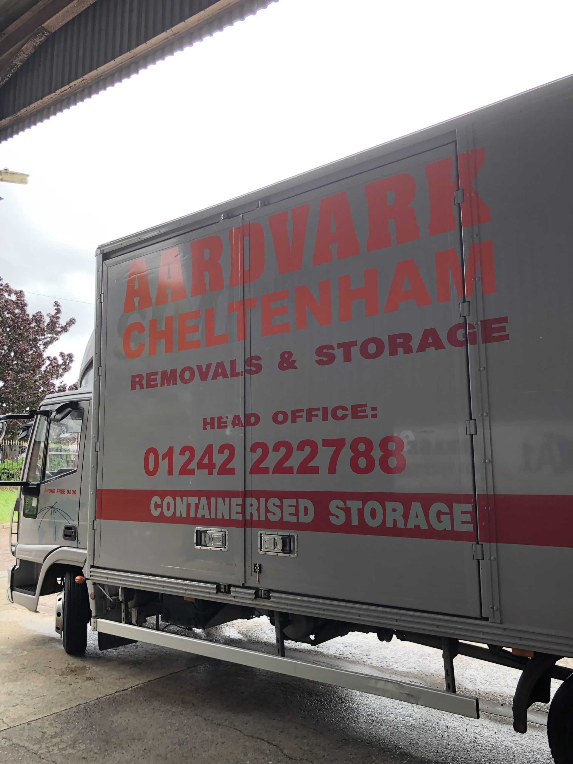 Aardvark removals logo